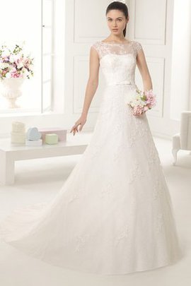 Robe de mariée delicat mode naturel romantique en salle