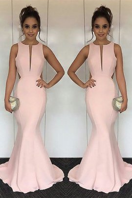 Robe de soirée au niveau de cou en satin brillant ruché naturel