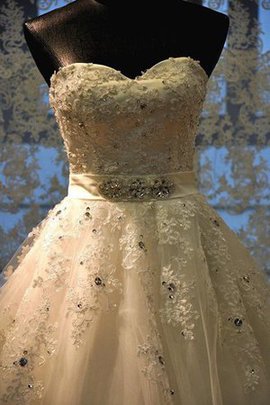 Robe de mariée longueur au ras du sol ligne a avec lacets decoration en fleur trou serre