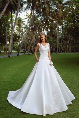 Robe de mariée modeste naturel en satin avec lacets de traîne moyenne