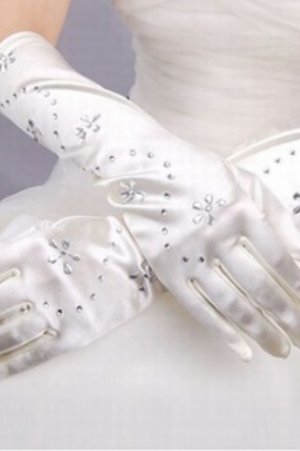 Honorable mariée avec des gants crystal white mariée