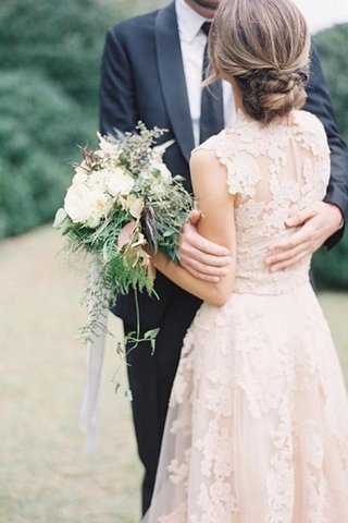 Robe de mariée frappant en tulle manche nulle de col en v appliques - photo 2