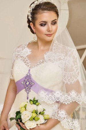 Robe de mariée naturel modeste de col en v a-ligne avec décoration dentelle - photo 2