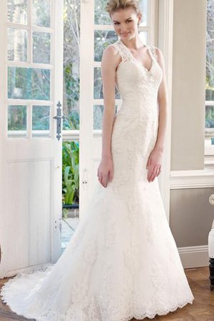 Cette robe de mariée bustier a un corsage ajusté goodrobe.fr 9ce2-i9kxh-robe-de-mariee-elegant-naturel-v-encolure-decoration-en-fleur-longueur-au-niveau-de-sol