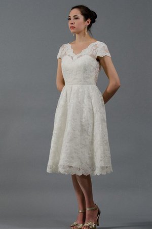 Robe de mariée classique ligne a v encolure de longueur à genou avec fleurs - photo 1
