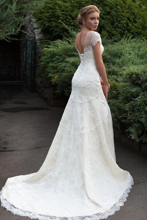 Robe de mariée discrete avec gradins en forme avec décoration dentelle col ras du cou - photo 2