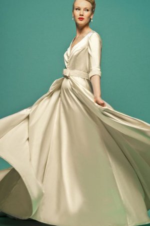 Nous sommes juste amoureux de cette magnifique robe à fleurs 9ce2-x0odx-robe-de-mariee-longue-facile-ligne-a-en-plein-air-avec-perle